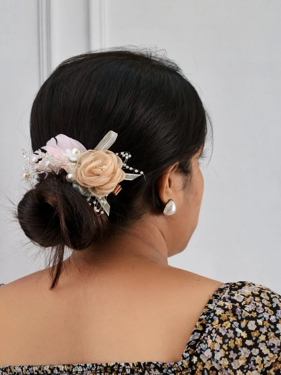 Blush and Charm: Chic Beige Rosette Flower Hair Clip with Soft Pink Feather and Pearl Embellishments